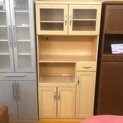 【リサイクルサービス八光】幅86.8㎝　ナチュラルベージュ　2口コンセント2箇所付き食器棚