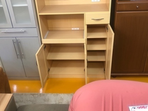 【リサイクルサービス八光】幅86.8㎝　ナチュラルベージュ　2口コンセント2箇所付き食器棚