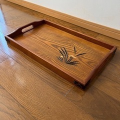 手彫りの木製サービングトレイ、おぼんの画像
