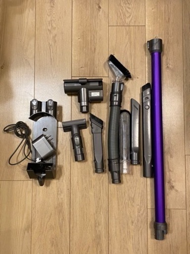 dyson v6のパイプとバッテリー充電器、その他ベッド