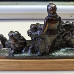 ☆平和の群像　二十四の瞳　高さ：約13ｃｍ✕幅：約15.5ｃｍ✕奥行：約5ｃｍ　中古品　の画像