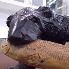 北海道名産 木彫りの熊 クマの置物 シャケを咥えた熊 全長40cm 木製 伝統 工芸 くま オブジェ インテリア お土産品 彫刻 札幌市東区 新道東店の画像