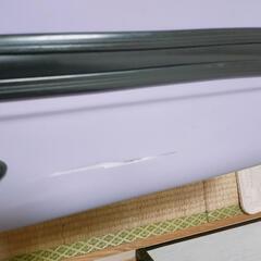 紫のキャリーケースの画像