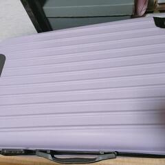 紫のキャリーケース