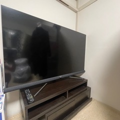 フレームレスデザインとJBLサウンドバーを採用した4K HDR対応55V型液晶テレビ。4K（3840×2160）解像度の映像美とクリアなサウンドが特徴 フレームレスデザインとJBLサウンドバーを採用した4K HDR対応55V型液晶