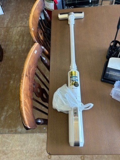 万代店　 2019年製 アイリスオーヤマ 充電式掃除機 IC-SLDC4E-W 中古品　スティッククリーナー/軽量/極細