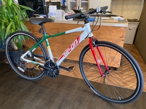 取引中【前後タイヤ・チューブ新品！】3×7速　700×28cクロスバイク　ホワイト×グリーン×レッド