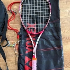 ソフトテニス用のラケットと収納ケースの画像