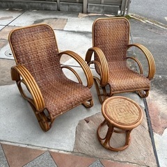 籐(ラタン)椅子二脚とスツールセット