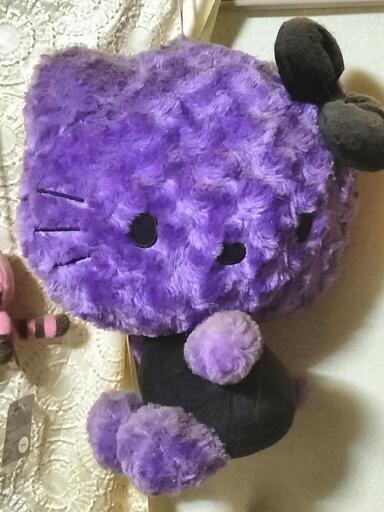 紫　キティちゃんです