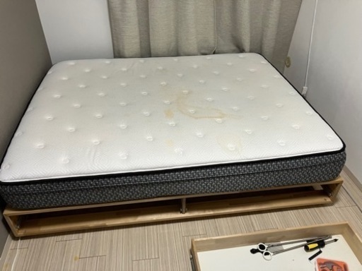 クワインサイズベッド　フレームとマットレス
