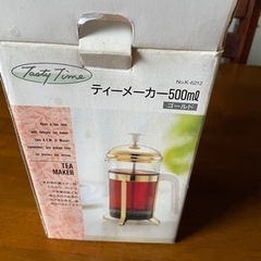 新品。ティーメーカー500ml,日本茶にも紅茶にも使えるのでとっても便利。色はゴールド。お茶の濃さが一目でわかりフィルターが茶葉の浮上を押さえるので茶こしは不用なので便利で風味も引き立ちます。の画像