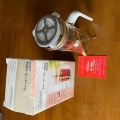 新品。ティーメーカー500ml,日本茶にも紅茶にも使えるのでとっても便利。色はゴールド。お茶の濃さが一目でわかりフィルターが茶葉の浮上を押さえるので茶こしは不用なので便利で風味も引き立ちます。の画像