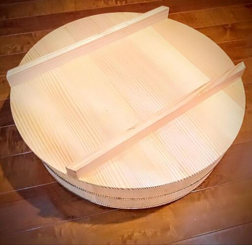 美品　特大サイズの寿司桶　とても綺麗なほんのりと樹木の香りがする柾目の寿司桶で　　　\n木目も綺麗で 清潔な感じがいたします　美味しいお寿司のシャリたくさん が　素早く仕上げることができます\n直径約56CM