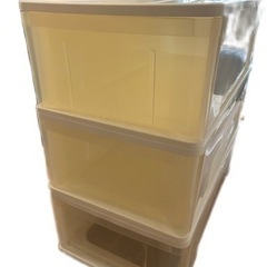 押入れ用衣装ケース3個または4個　さしあげます