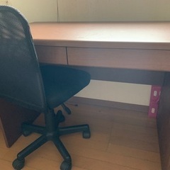 机と椅子のセットの画像