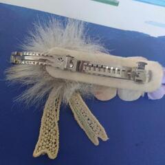 ヘアアクセ　バレッタ　お花　ビーズ　フラワーの画像