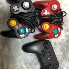 Switch GCコン2つ、ホリコン1つ
