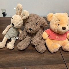 ぬいぐるみ2点（真ん中はありません）