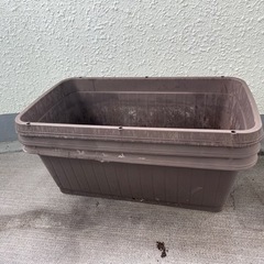 プランター大きいの３個と緑の棒