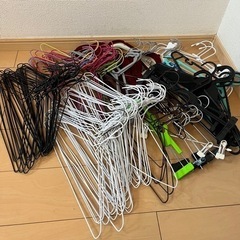 大量のハンガー