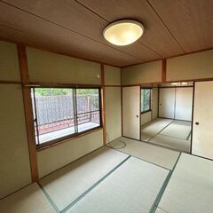 直方市山部戸建て賃貸 玄関は２カ所の２世帯住宅仕様。１階３LDK ２階３DK １階と２階を別々の貸し出しも可。 − 福岡県