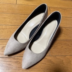 ベージュ　ベルベット風パンプス　　２３センチ