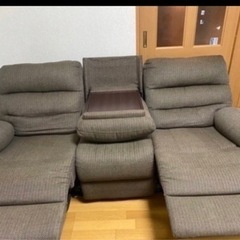 お値下げしました！ニトリ電動リクライニングソファ　中央はテーブル...