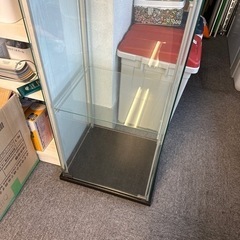 ガラス　棚　ショーケースの画像