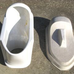 古い陶器製和式便器（蓋付き）