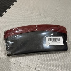 車のシートの隙間に収納スペースを。