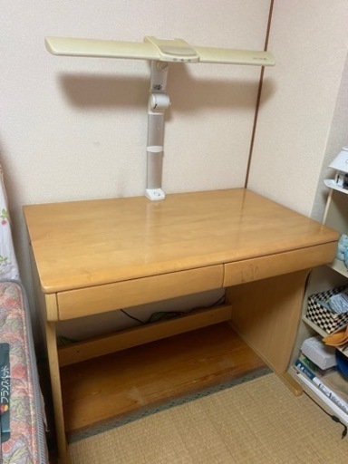 引き渡し先決まりました　天然木学習机　引出し2杯　照明付き