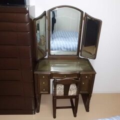 使用頻度少なく良品！！三面鏡スタイルドレッサー・スツール付き　引...