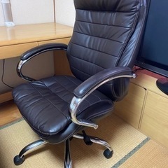 相談中　ワークチェア　グラス　革　ニトリ