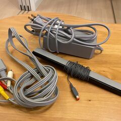 Wii本体+リモコン2個+ソフト4個+各種アタッチメントセットの画像