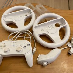 Wii本体+リモコン2個+ソフト4個+各種アタッチメントセットの画像