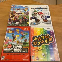 Wii本体+リモコン2個+ソフト4個+各種アタッチメントセットの画像
