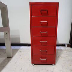 IKEA 椅子と棚の画像