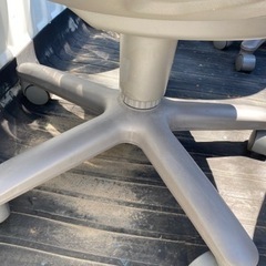 事務用のイス　5脚あります。中古品　無料です。の画像