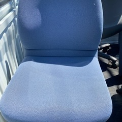 事務用のイス　5脚あります。中古品　無料です。