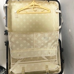 決まりました。多くのお問い合わせありがとうございました。無料　未使用スーツケース(ただし、傷多く有ります)の画像