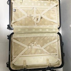 決まりました。多くのお問い合わせありがとうございました。無料　未使用スーツケース(ただし、傷多く有ります)の画像