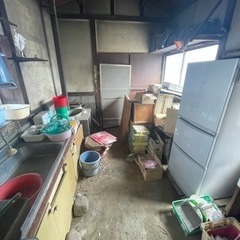 古民家内 家財の片付け作業のお手伝いの画像