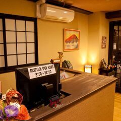 【世界各国からのゲストを迎えるホステルでの受付スタッフ募集】世界各国からいらっしゃるゲストを英語でお迎えして下さい。自由な雰囲気のホステルで世界中のゲストとコミュニケーションをとれます！の画像
