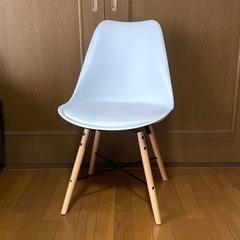 ①【ほぼ美品】クッション付き　ニトリ　チェア　イームズチェアのよ...
