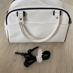 エナメル素材のバッグの画像