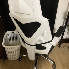 壊れかけの椅子