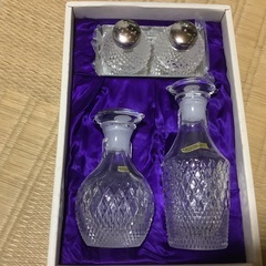 新品、カメイガラスの調味料入れセットです。