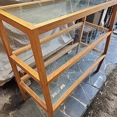 ガラス　棚　ディスプレイの画像