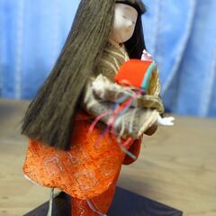 市松人形　+ 達磨さん風　+　陶器　ケース付き　高さ３３センチの画像